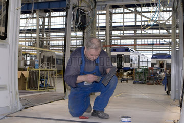 Aeltere Arbeitnehmer in der Produktion von Schienenfahrzeugen bei Bombardier