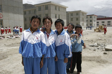 Tibetische Schule  Schueler auf dem Schulhof | Tibetan school  scholar on the schoolyard