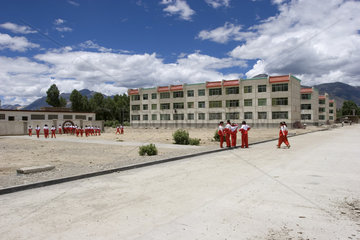 10.09.2005 China Tibetische Grundschule: Blick in den Schulhof