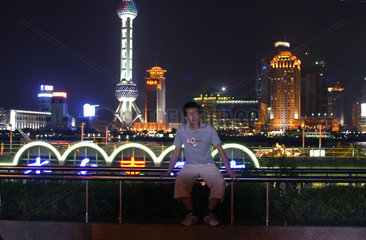 Shanghai  Touristen am Bund bei Nacht