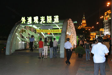 Shanghai  Touristen am Bund bei Nacht