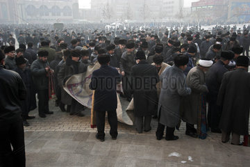 Muslimische Glaeubige in Kashgar feiern das Opferfest