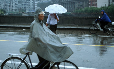 Shanghai  Radfahrer im Regen