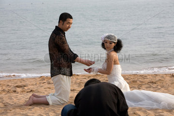 Qingdao  Brautpaar am Meer