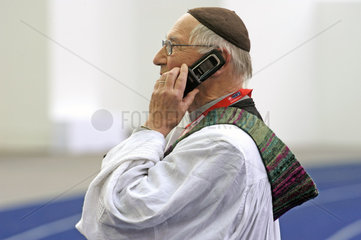 Priester mit Handy