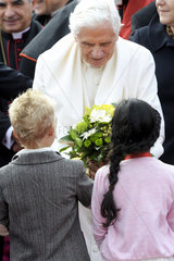 S.H. Papst Benedikt XVI + Kinder