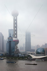 Shanghai  Pudong Skyline im Regen