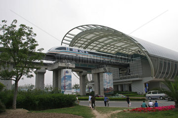 Shanghai  Transrapid im Bahnhof von Pudong
