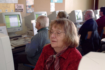 Senioren in einem PC-Kurs der Volkshochschule