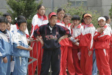 Tibetische Schule  Schueler auf dem Schulhof