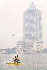 Qingdao  Tretboot auf dem Wasser