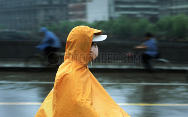 Shanghai  Radfahrer im Regen