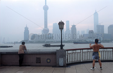 Shanghai  Menschen am Bund