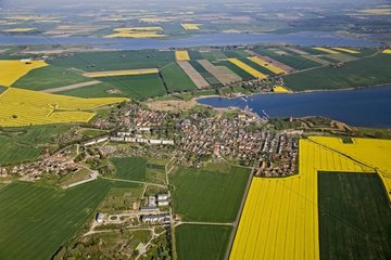 Dorf mit Rapsfeldern in Mecklenburg-Vorpommern