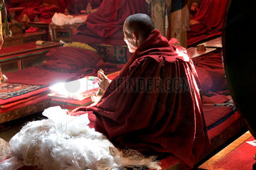 Buddhistischer Moench im Kloster Samye | samye monastery: praying monk