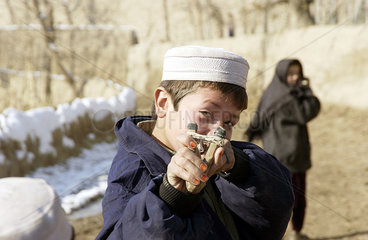 Junge mit einer Schleuder in Kunduz