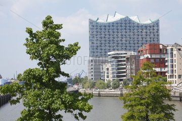 Elbphilharmonie in Hamburg mit Haeusern am Grasbrookhafen