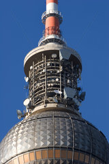 Fernsehturm am Alexanderplatz mit zahlreichen Funk- und Sendeanlagen