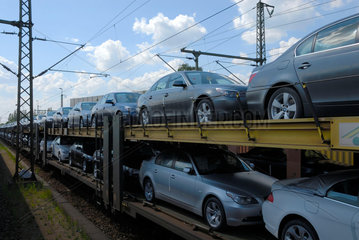 Autotransport-Zug mit BMW-Neuwagen in der Naehe von Landshut.