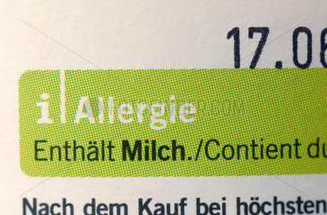 Deklaration fuer Allergiker auf einem Joghurtbecher: Enthaelt Milch.