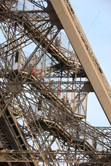 Eiffelturm in Paris  Frankreich. Detail eines Pfeilers mit heraufsteigenden Personen.