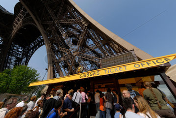 Touristen / Touristinnen an einer Kasse am Eingang zum Eiffelturm in Paris  Frankreich.