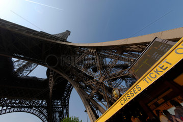 Touristen / Touristinnen an einer Kasse am Eingang zum Eiffelturm in Paris  Frankreich.