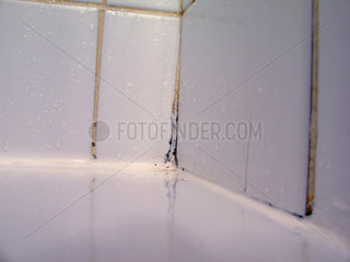 Schimmel am Rand der Badewanne in einem Bad in einem Hotelzimmer in Paris  FRA.