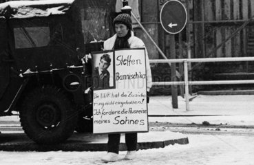 Frau am Checkpoint Charlie