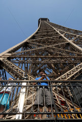 Besucher auf der zweiten Besichtigungsplattform des Eiffelturms in Paris  Frankreich.