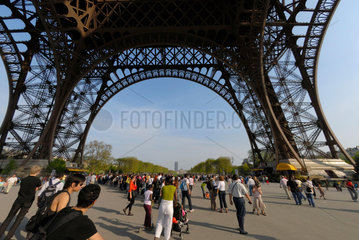 Menschen unter dem Eiffelturm in Paris  Frankreich.