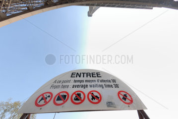 Schild am Eingang zum Eiffelturm in Paris  Frankreich.