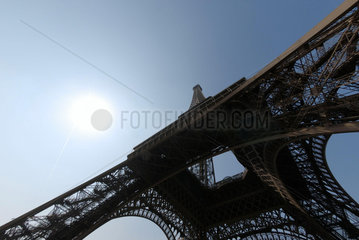 Eingang zum Eiffelturm in Paris  Frankreich.