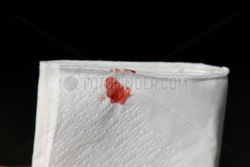 Blut auf Papier - Taschentuch.