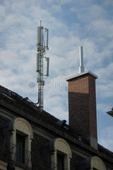 Handy - Antenne und Kamin auf dem Dach eines Hauses in Zuerich  Schweiz.