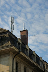 Handy - Antenne und Kamin auf dem Dach eines Hauses in Zuerich  Schweiz.