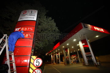 China  Peking  der Benzinpreis steigt