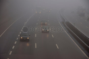 Autobahn im Nebel.
