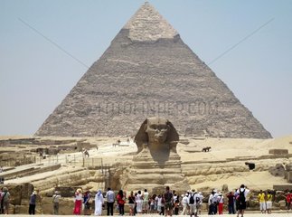 Aegypten  Touristen bei den Pyramiden