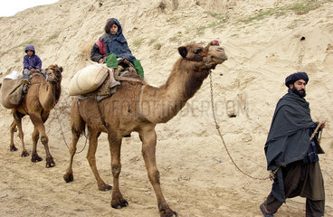 Familie mit Kamelen in Kunduz