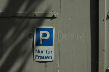 Parkplatz nur fuer Frauen  Schild.