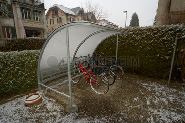 Fahrradunterstand mit Dach schuetzt vor Schnee und Regen.