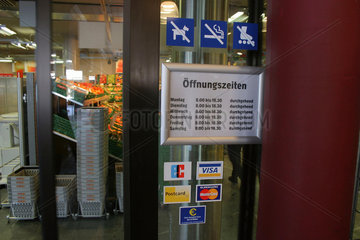 Oeffnungszeiten eines coop Lebensmittelgeschaefts im Kanton Bern.