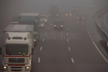 Autobahn im Nebel.