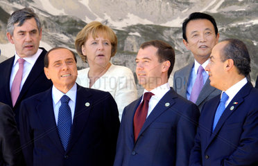 Brown + Berlusconi + Merkel + Medwedew + Aso + Calderon