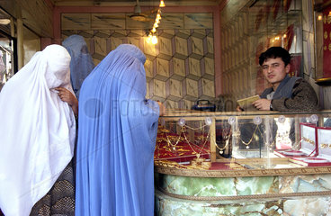 Afghanische Frau beim Juwelier