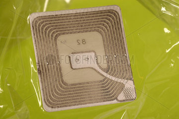 RFID - Transponder auf Innenseite einer Plastikverpackung.