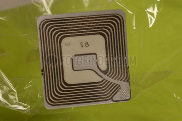RFID - Transponder auf Innenseite einer Plastikverpackung.