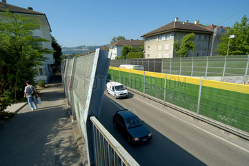 Laermschutzwaende in der Stadt Bern an der Autobahn.