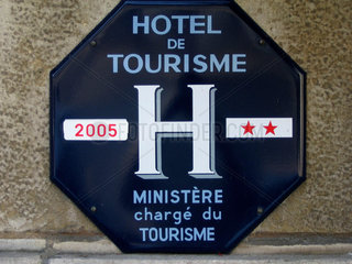 Hotel- Fassade in Frankreich.